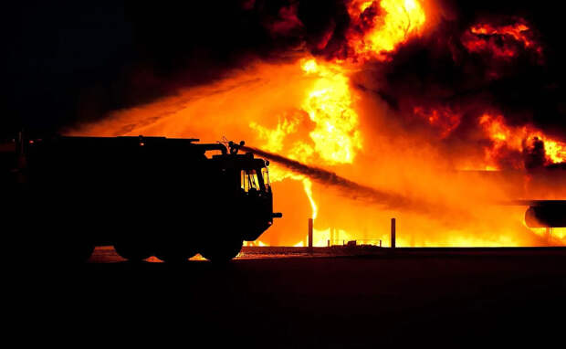 Жильцы на Тульской в Новосибирске жалуются на подростков с «вписками» и поджогами