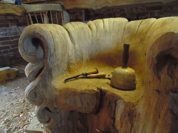 Уникальное кресло из корня дуба…