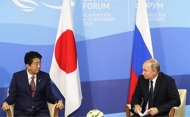 На фото: премьер-министр Японии Синдзо Абэ и президент РФ Владимир Путин (слева направо) во время встречи в рамках V Восточного экономического форума