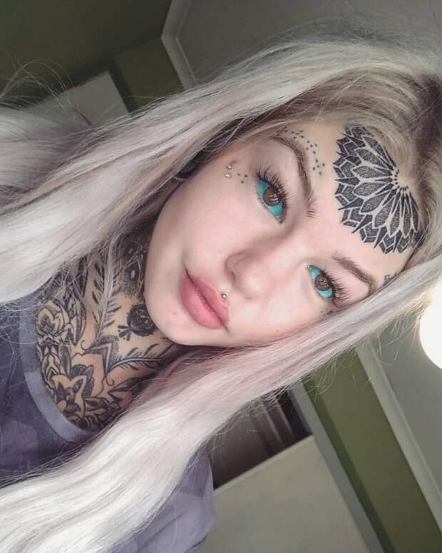 Закомлексованная блондинка забила себя татуировками, чтобы стать голубоглазым драконом