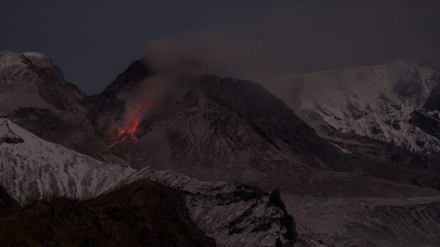 На Камчатке вулкан Шивелуч выбросил столб газа и пепла высотой 4,5 км