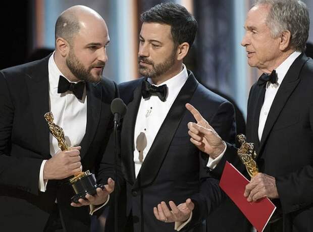 Конфуз на церемонии вручения премии *Оскар* в 2017 г. | Фото: cosmo.ru