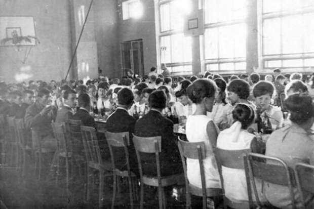 Блог - 18 любопытных фотографий о том, какими были выпускники в СССР