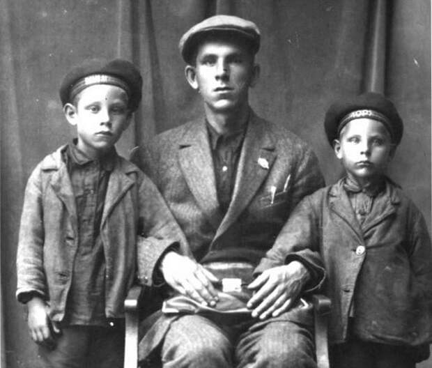 Павел Непобедимый с сыновьями Сергеем (слева) и Виктором.