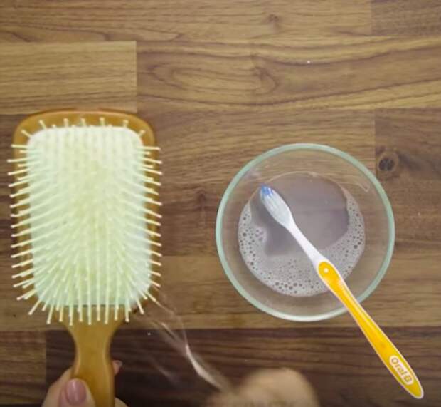 Мыльный раствор и зубная щётка отлично справятся даже с самой грязной расчёской. 