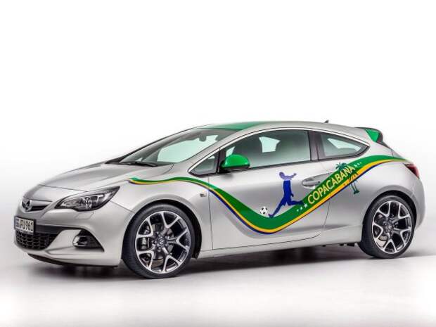 Веселую идею с футбольной спецверсией в том же 2014 году подхватил бренд Opel.Она подготовила тематическую трехдверную модель на базе актуального Opel Astra GTC, которая ориентирована на истинных фанатов игры.Он называется «Копакабана» — один из самых оживленных районов Рио-де-Жанейро с пляжем в форме полумесяца.