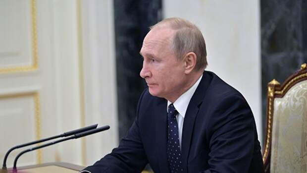 Президент России Владимир Путин проводит совещание с постоянными членами Совета безопасности России