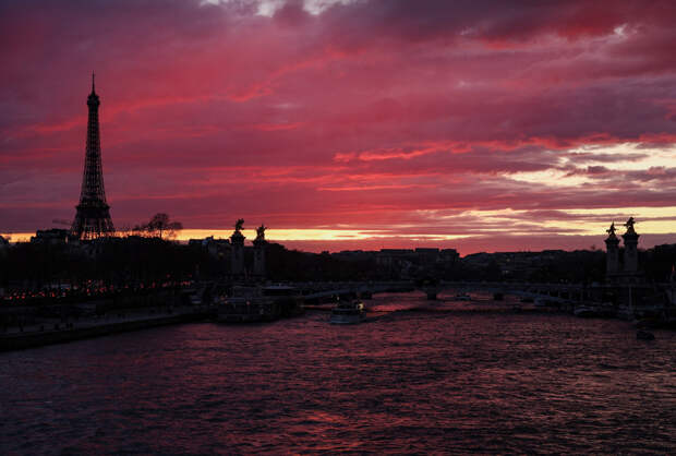 Взрывы в небе над Парижем помешали сесть пассажирскому самолету