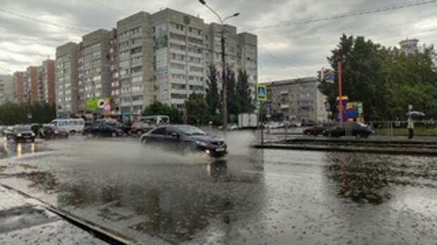 Фото: сильный дождь в Барнауле/amic.ru
