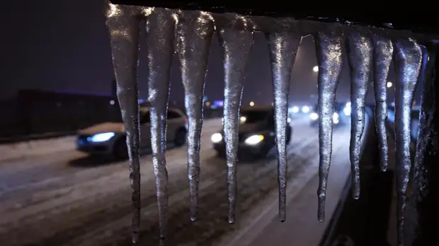 Автоюрист рассказал, как получить компенсацию за упавшую на машину сосульку