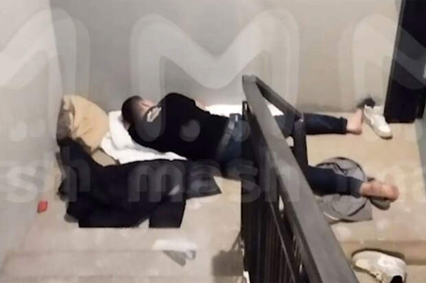 Mash: шоумен из "Дома-2" Иван Синцов полгода жил в подъезде, преследуя жильцов