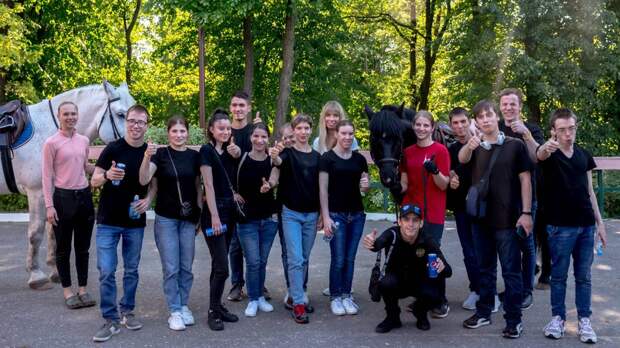 Участники проекта «Школа леди и джентльменов» примерили на себя профессию пожарного и прокатились на лошадях