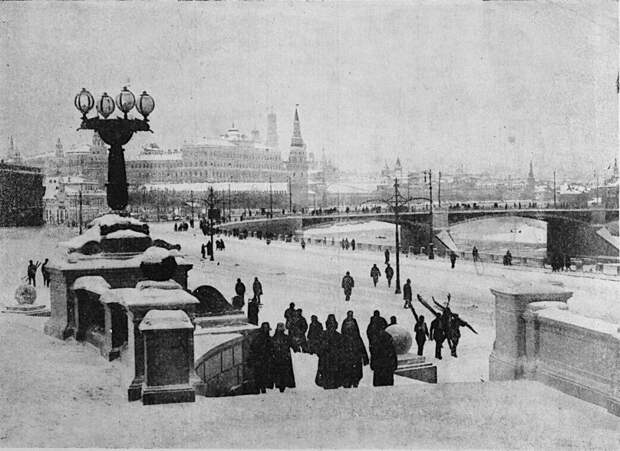 Вид со ступеней памятника Александру III (уже снятому) на Москворецкий мост Большой Кремлевский дворец и Москву-реку 1828 год