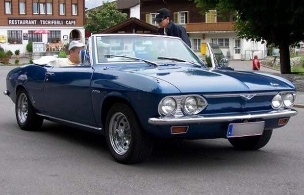 Автомобиль Chevrolet Corvair.