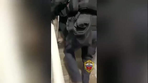 Задержание купившего для интимных нужд пистолет мужчины в Москве попало на видео