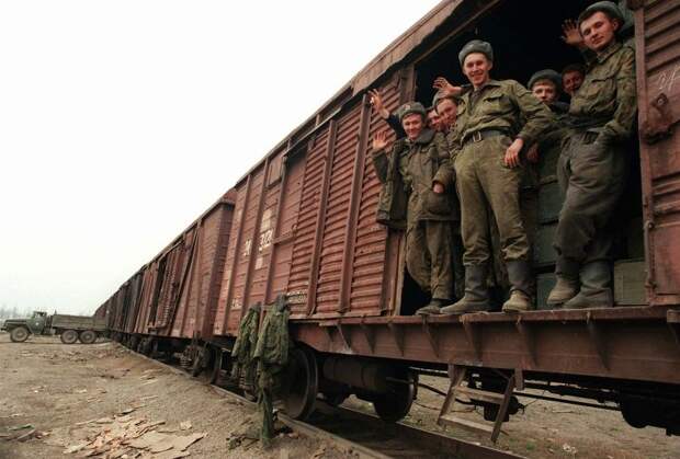 Солдаты в вагоне поезда в Ханкале во время вывода войск РФ из Чечни