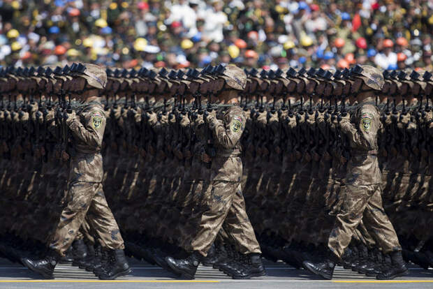 8. Военный парад, Пекин, 3 сентября 2015. Кстати, китайская армия — крупнейшая по численности в мире (2 390 000 человек на действительной службе).  китай, люди, толпа
