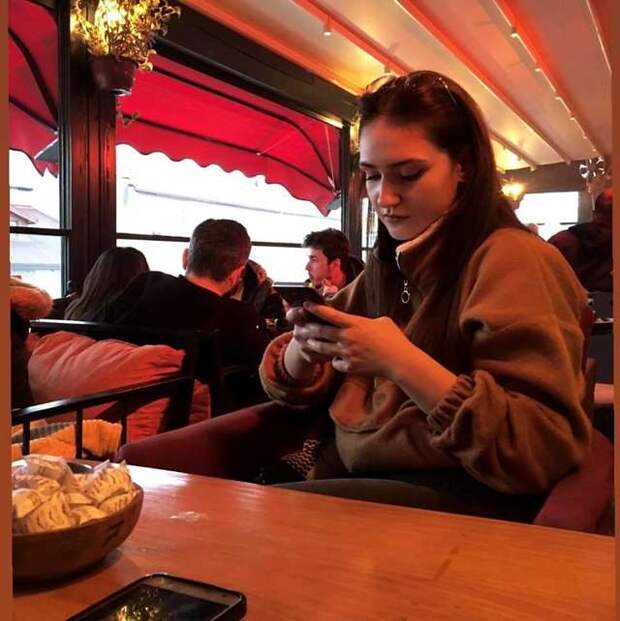 девушка в кафе