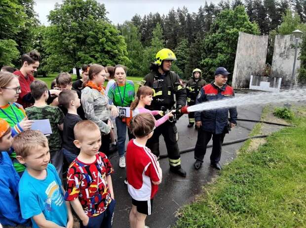 Московские пожарные и спасатели обеспечивают безопасность детей в летних лагерях