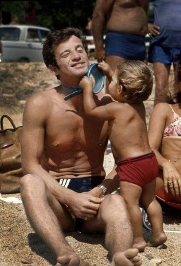 Жан-Поль Бельмондо с сыном Полем на отдыхе в Сен-Тропе, 1964 г.