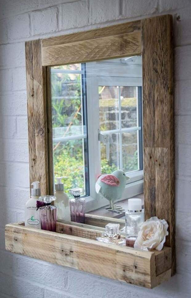Обычное зеркало в обрамлении из европоддона украсит ванную комнату.