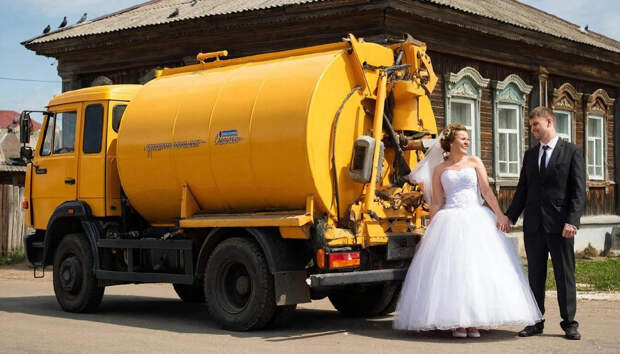«Король нечистот»: в Китае жених приехал на свадьбу на девяти ассенизаторских машинах