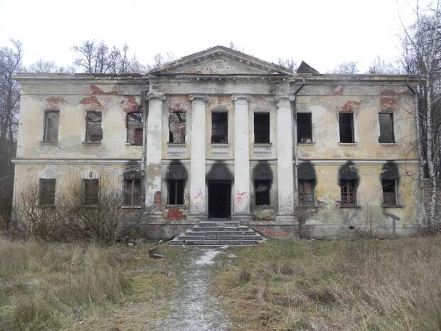 Часто разрушенные усадьбы остаются никому не нужные под обломками своего прошлого. Но свершаются чудеса, и их покупают инвесторы, вот только с какой целью они их приобретают?-11