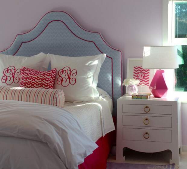 Если ты хочешь разбавить классический вид спальни, используй предметы декора ярко-розового цвета.