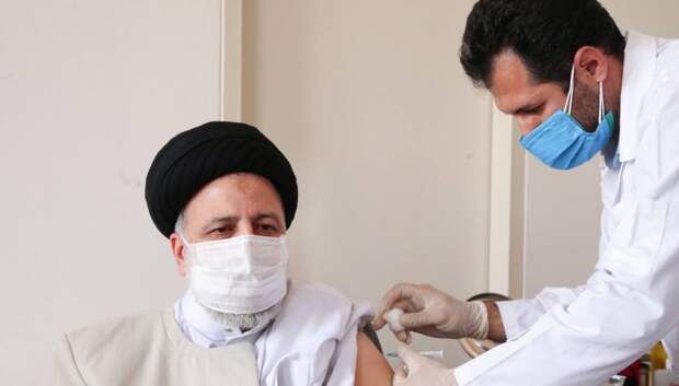 Президент Ирана получает вакцину