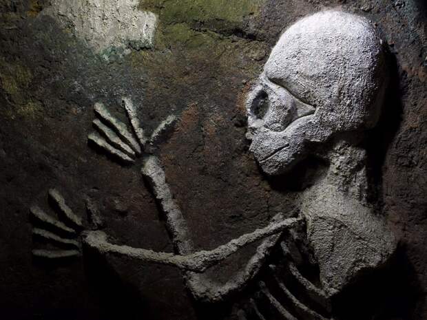 eerie-figure-of-a-skeleton