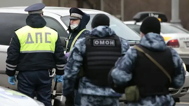 На Морской набережной мужчина открыл стрельбу из окна иномарки