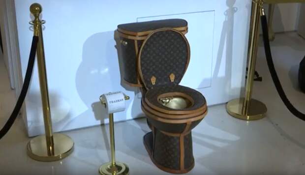 неплохой дизайн "золотого" туалета 