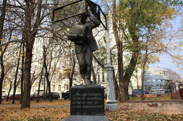 Памятник Веничке установлен на площади Борьбы в Марьиной роще / Фото: Ярослав Чингаев, «Звездный бульвар»