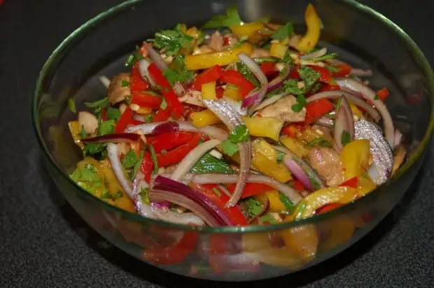 20 салатов из куриных желудков, которые непременно удивят