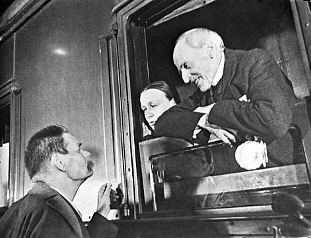 Максим Горький провожает Ромена Роллана (справа), уезжающего из Москвы. 1935 год