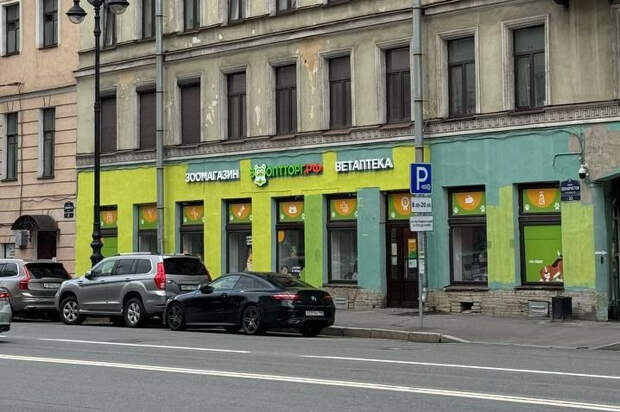 Цвет настроения — зеленый. Фасад дома на Декабристов на несколько дней окрасился в кислотные тона