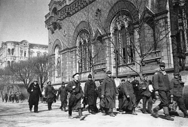 Немецкие и румынские военнопленные в Одессе. Фото — Георгий Зельма. Апрель 1944