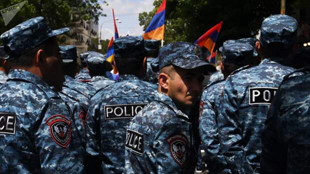 Спецназ в Ереване применяет светошумовые гранаты против протестующих