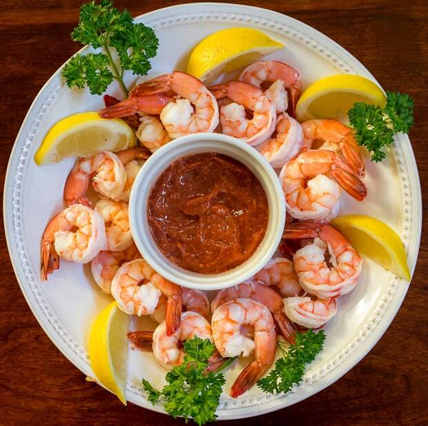 Креветки отлично сочетаются с лимоном, зеленью и соусом. / Фото: realfoodfinds.com
