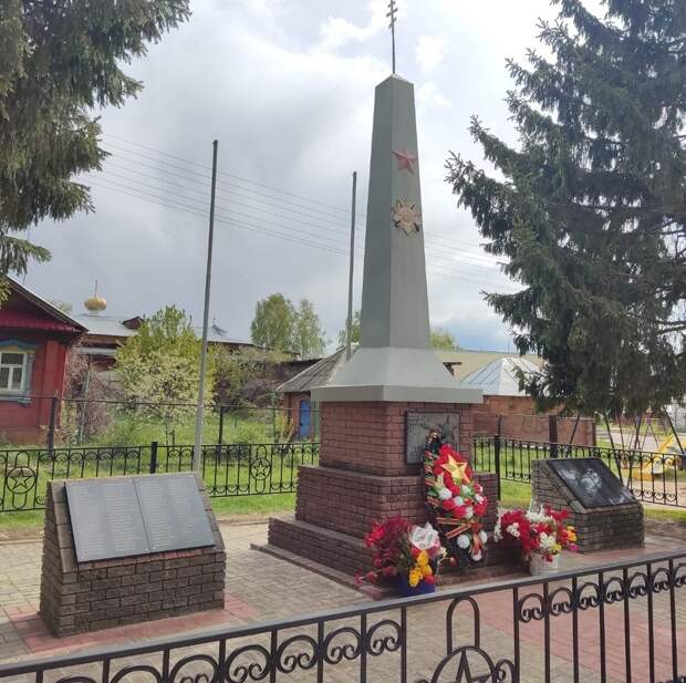 Администрация Кстова объяснила замок на ограде мемориала погибшим в ВОВ 9 Мая
