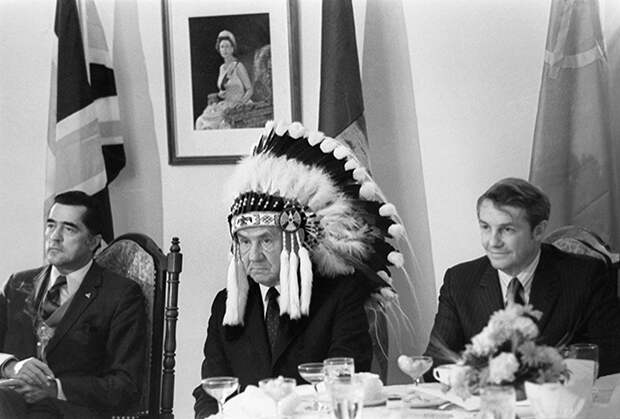 Председатель Совета Министров СССР Алексей Косыгин на встрече с индейскими вождями в Канаде. 1971 год