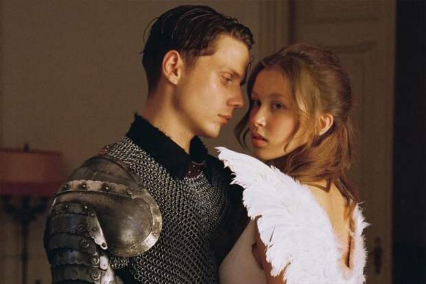 Слухи о помолвке: Анну Пересильд заметили с кольцом на безымянном пальце