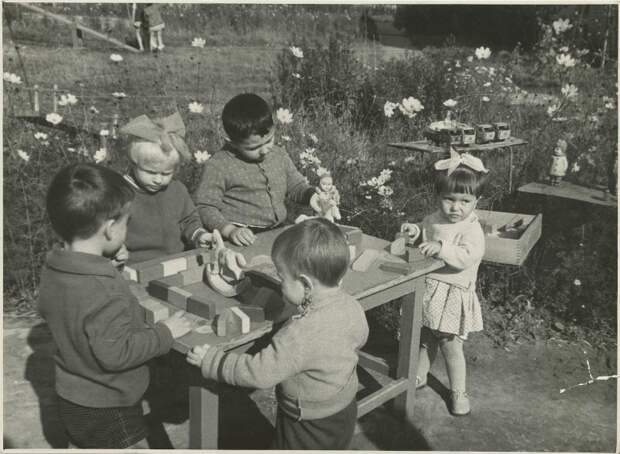 Занятия и игры в детском саду. 1970-е. Неизвестный автор.