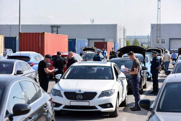 VL пишет о проблемах у россиян при растаможке машин из-за роста утильсбора