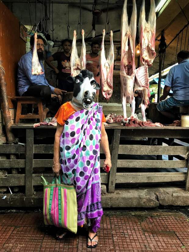 В знак протеста против изнасилований индийские женщины фотографируются в масках коров
