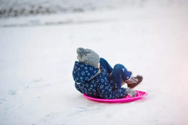 Ледяная чудо-горка в новосибирском селе стала центром притяжения детей и взрослых