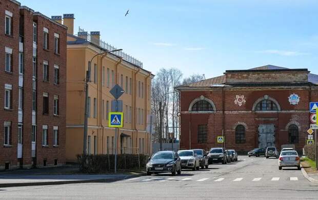 На Красной улице в Кронштадте начали обновлять освещение