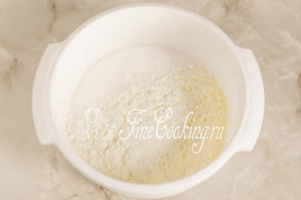 Шаг 2. В отдельную миску небольшого объема насыпаем сахарный песок и сухое молоко