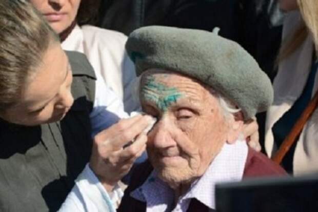 Утром 10 мая в Славянске умерла 91-летняя ветеран ВОВ, которую на 9 мая националисты облили зеленкой