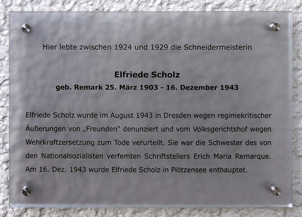 Памятная табличка Эльфриде Шольц в Дрездене.